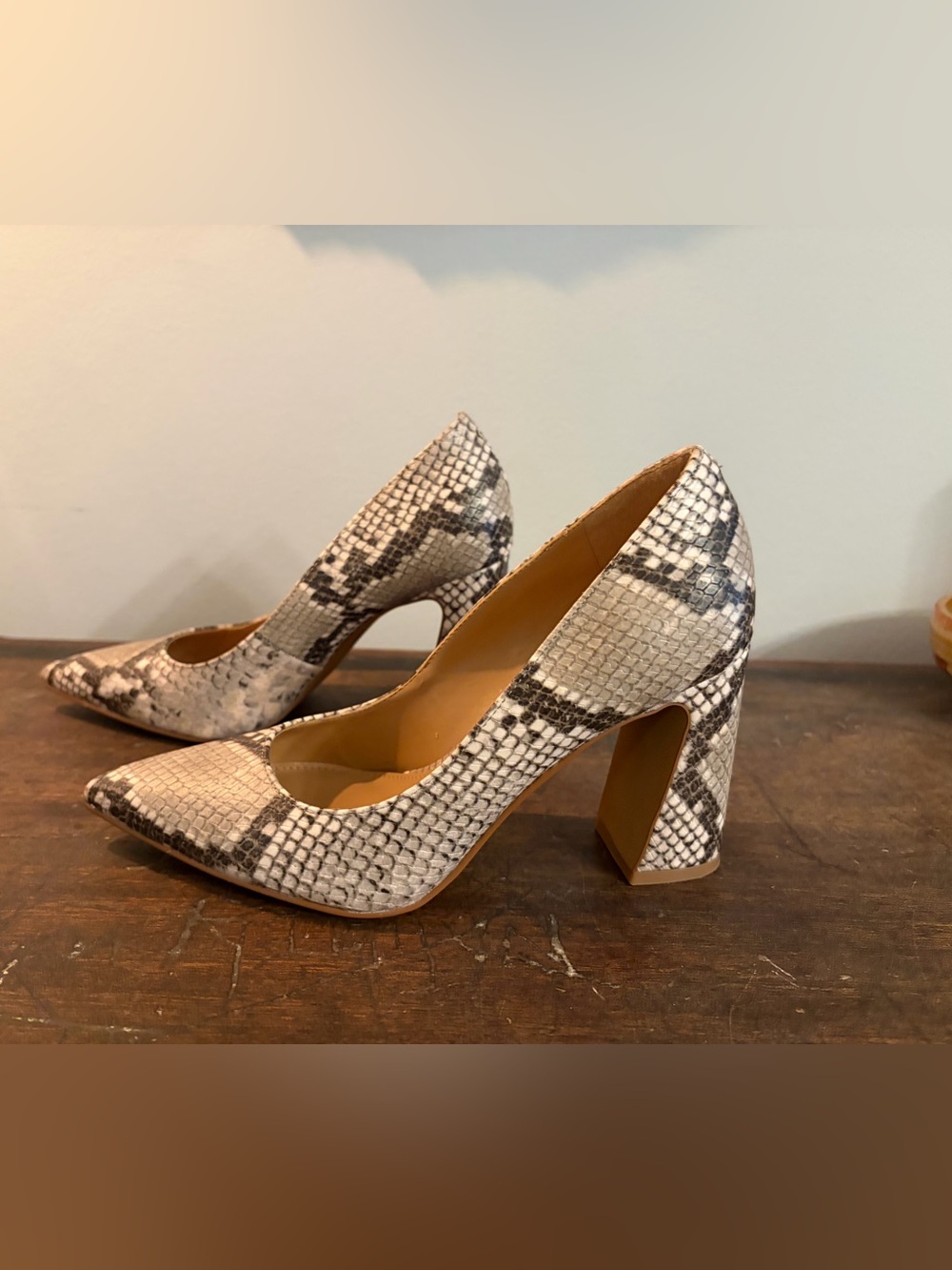 Vince Camuto Snakeskin Print Block Heel Pumps Women’s Sz 6 Pointed Toe Neutral